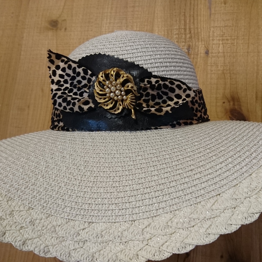 BLACK AND WHITE FLOPPY